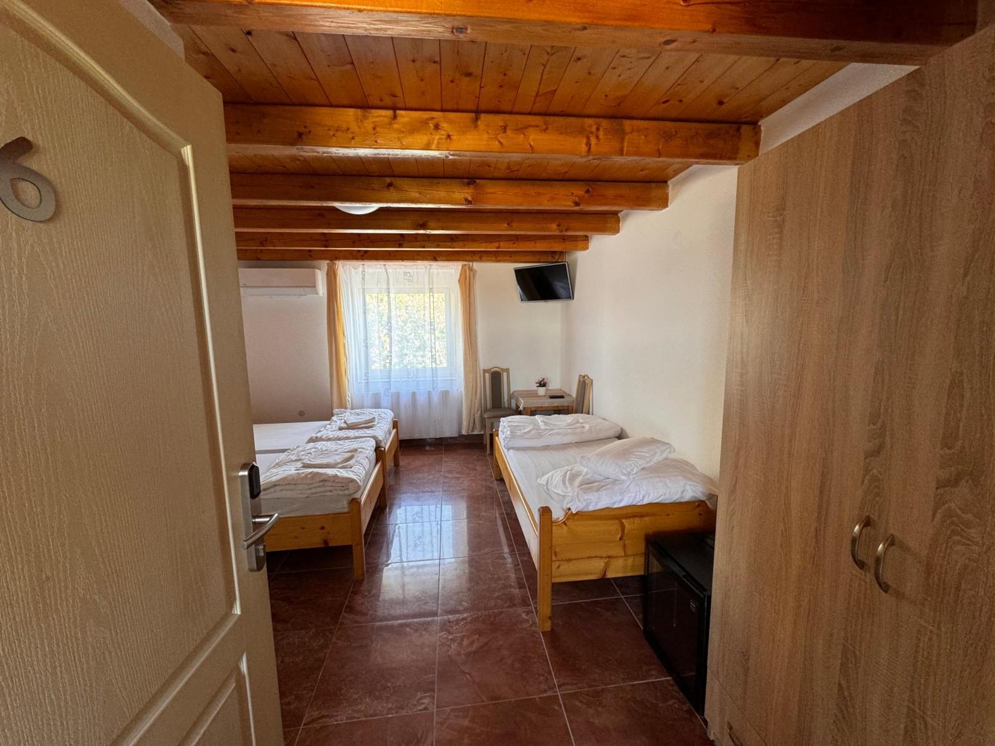 Fuerdo Panzio Bed & Breakfast Karcag ภายนอก รูปภาพ